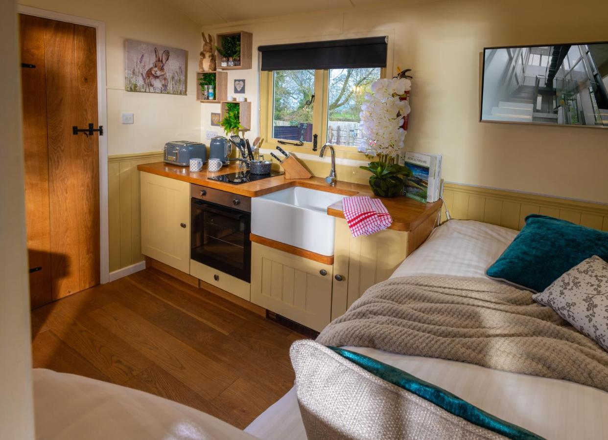 Hillside View Shepherds Hut - Ockeridge Rural Retreats Little Witley Kültér fotó
