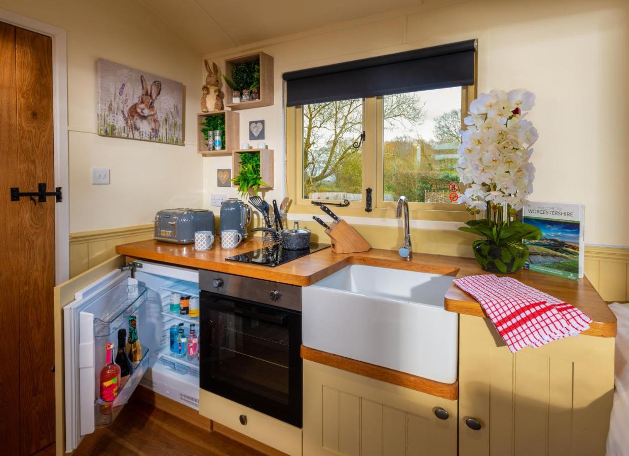Hillside View Shepherds Hut - Ockeridge Rural Retreats Little Witley Kültér fotó